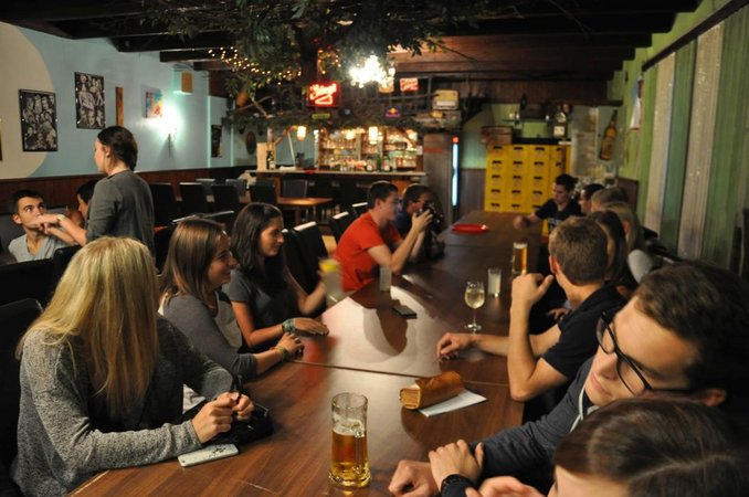 Versammlung mit Schwedenbomben-Wettessen