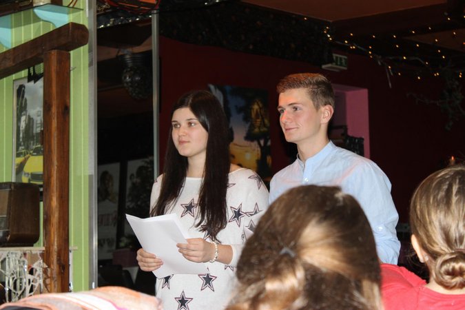 Versammlung mit Wutzeln