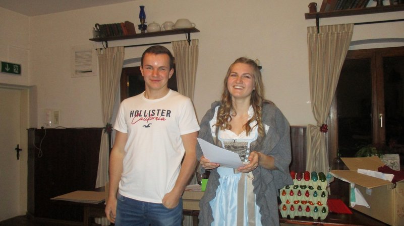 Osterversammlung mit Eierpecken