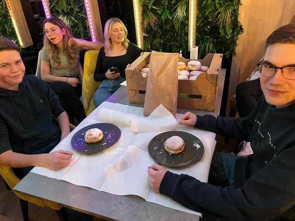 Weihnachtsversammlung mit Krapfenwettessen