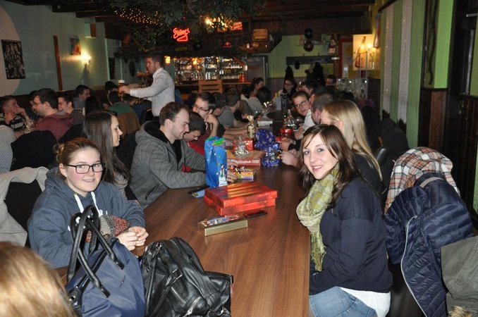 Versammlung mit Krapfenwettessen