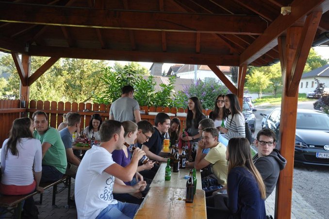 Versammlung mit Seilziehen