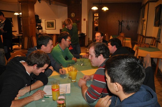 Versammlung mit Wutzeln