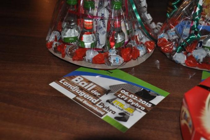 Versammlung mit Krapfenwettessen