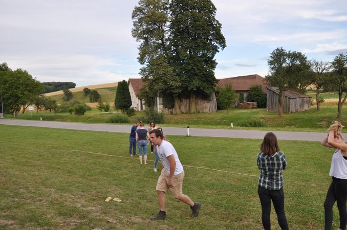 Versammlung mit Seilziehen