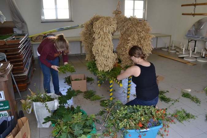 Erntekrone schmücken